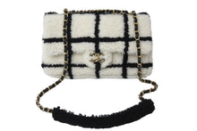 画像をギャラリービューアに読み込む, 極美品 CHANEL シャネル チェーンショルダーバッグ ムートン AS2754 2021AW ボーダー ホワイト ブラック ゴールド金具 中古 67633