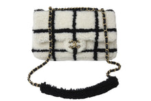 Load image into Gallery viewer, 極美品 CHANEL シャネル チェーンショルダーバッグ ムートン AS2754 2021AW ボーダー ホワイト ブラック ゴールド金具 中古 67633