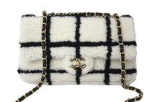 画像をギャラリービューアに読み込む, 極美品 CHANEL シャネル チェーンショルダーバッグ ムートン AS2754 2021AW ボーダー ホワイト ブラック ゴールド金具 中古 67633