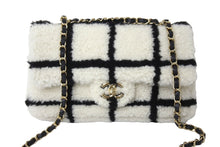 Load image into Gallery viewer, 極美品 CHANEL シャネル チェーンショルダーバッグ ムートン AS2754 2021AW ボーダー ホワイト ブラック ゴールド金具 中古 67633