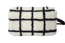 Load image into Gallery viewer, 極美品 CHANEL シャネル チェーンショルダーバッグ ムートン AS2754 2021AW ボーダー ホワイト ブラック ゴールド金具 中古 67633