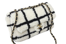 Load image into Gallery viewer, 極美品 CHANEL シャネル チェーンショルダーバッグ ムートン AS2754 2021AW ボーダー ホワイト ブラック ゴールド金具 中古 67633