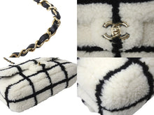 Load image into Gallery viewer, 極美品 CHANEL シャネル チェーンショルダーバッグ ムートン AS2754 2021AW ボーダー ホワイト ブラック ゴールド金具 中古 67633