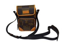 Load image into Gallery viewer, 極美品 LOUIS VUITTON ルイヴィトン アマゾン メッセンジャー ショルダーバッグ N40357 ダミエ エベヌ モノグラム NIGO 中古 4c067652