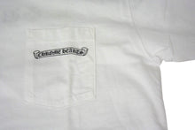 Load image into Gallery viewer, ChromeHearts クロムハーツ バックセメタリー クロスプリント 半袖Tシャツ コットン ホワイト ブラック サイズL 美品 中古 4c068129