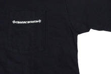 Load image into Gallery viewer, CHROME HEARTS クロムハーツ バックセメタリー クロスプリント 半袖Tシャツ コットン ブラック サイズL 2212-304-0531 美品 中古 4c068130