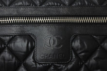 Load image into Gallery viewer, CHANEL シャネル コココクーン ショルダーバッグ A48616 14番台 ココマーク ナイロン ブラック シルバー金具 キルティング 美品 中古 4c068264