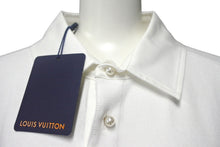 Load image into Gallery viewer, 新品未使用 LOUIS VUITTON ルイヴィトン ポロシャツ 1AFQQF サイズM Marque L.Vuitton déposée フェイクパール ホワイト 中古 4c068572