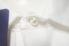 Load image into Gallery viewer, 新品未使用 LOUIS VUITTON ルイヴィトン ポロシャツ 1AFQQF サイズM Marque L.Vuitton déposée フェイクパール ホワイト 中古 4c068572