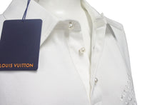 Load image into Gallery viewer, 新品未使用 LOUIS VUITTON ルイヴィトン ポロシャツ 1AFQQF サイズM Marque L.Vuitton déposée フェイクパール ホワイト 中古 4c068572