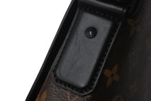 Load image into Gallery viewer, LouisVuitton ルイヴィトン マグネティック メッセンジャー ショルダーバッグ モノグラム・マカサー M45557 美品 中古 4c068610