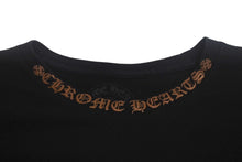 画像をギャラリービューアに読み込む, CHROME HEARTS クロムハーツ 新型 ネックロゴ 長袖 Tシャツ ロンT サイズM ブラック ブラウン 2212-304-0113 美品 中古 4c068727