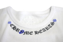 Load image into Gallery viewer, 新品未使用 CHROME HEARTS クロムハーツ ショート丈 ミニTシャツ リップ＆タン ローリングストーンズ 限定 ホワイト ブルー 中古 4c068769