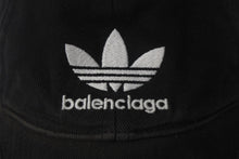 Load image into Gallery viewer, BALENCIAGA バレンシアガ adidas アディダス キャップ 帽子 イタリア製 723749 ブラック ホワイト サイズS 良品 中古 4c068991