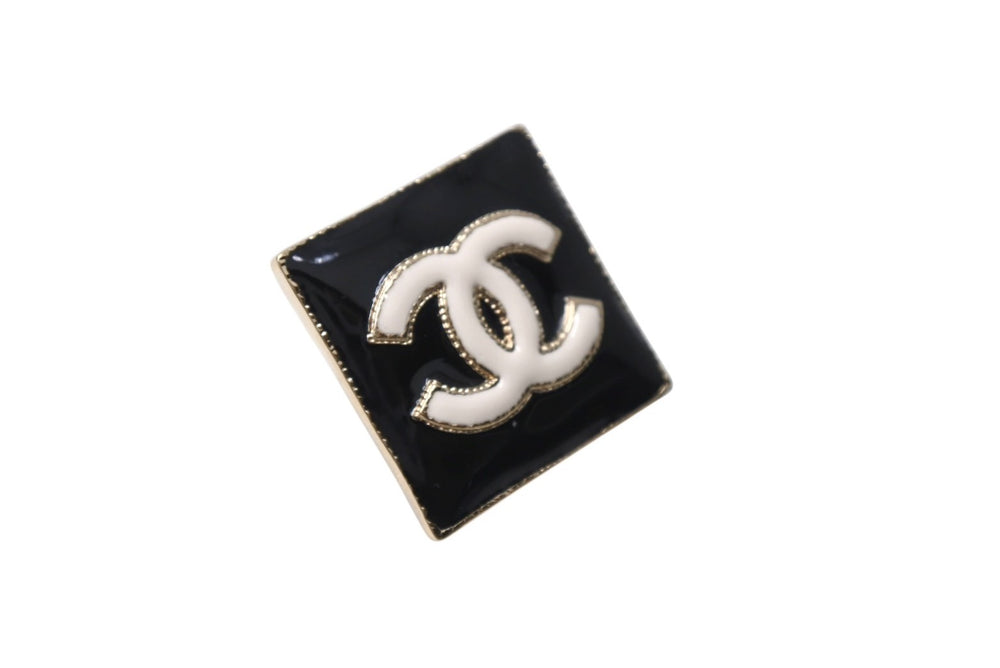 New and unused CHANEL Chanel earrings here mark B22A black white silver hardware used 4c069424