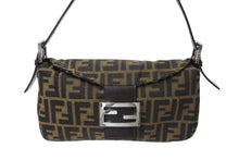 画像をギャラリービューアに読み込む, FENDI フェンディ マンマバケット ワンショルダーバッグ ズッカ柄 コットンキャンバス レザー シルバー金具 美品 中古 4c069440