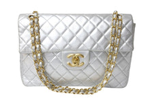 Load image into Gallery viewer, CHANEL シャネル デカマトラッセ32 シングルフラップ 12番台 ラムスキン シルバー ゴールド金具 美品 中古 4c069702