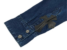 画像をギャラリービューアに読み込む, 未使用 CHROME HEARTS クロムハーツ デニム長袖シャツ LOOSE ENDS ブルー デニム クロスパッチ シルバー金具 サイズM 中古 4c069728