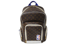 Load image into Gallery viewer, 新品同様 LOUISVUITTON ルイヴィトン NBA バックパック リュックサック ブルー ホワイト ブラウン M45581 ゴールド金具 中古 4c069758