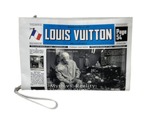 Load image into Gallery viewer, 極美品 LOUISVUITTON ルイヴィトン ニュースペーパー二つ折りレザークラッチバッグ M80849 ホワイト ブルー 中古 4c069763