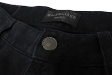 Load image into Gallery viewer, 極美品 BALENCIAGA バレンシアガ DENIM SIZE STICKER BAGGY LARGE BAGGY FIT デニムパンツ 767977 サイズS ウォッシュ加工 中古 4c069829