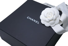 Load image into Gallery viewer, 極美品 CHANEL シャネル カチューシャ ブランドロゴ ヘアアクセサリー ムートン ベージュ ホワイト 中古 4c071669