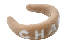 Load image into Gallery viewer, 極美品 CHANEL シャネル カチューシャ ブランドロゴ ヘアアクセサリー ムートン ベージュ ホワイト 中古 4c071669