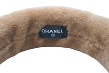 Load image into Gallery viewer, 極美品 CHANEL シャネル カチューシャ ブランドロゴ ヘアアクセサリー ムートン ベージュ ホワイト 中古 4c071669