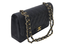 Load image into Gallery viewer, 極美品 CHANEL シャネル ショルダーバッグ マトラッセ25 キャビアスキン ダブルフラップ ブラック ゴールド金具 7番台 A01112 中古 4c073531