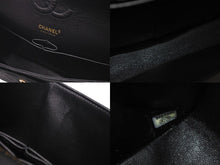 Load image into Gallery viewer, 極美品 CHANEL シャネル ショルダーバッグ マトラッセ25 キャビアスキン ダブルフラップ ブラック ゴールド金具 7番台 A01112 中古 4c073531