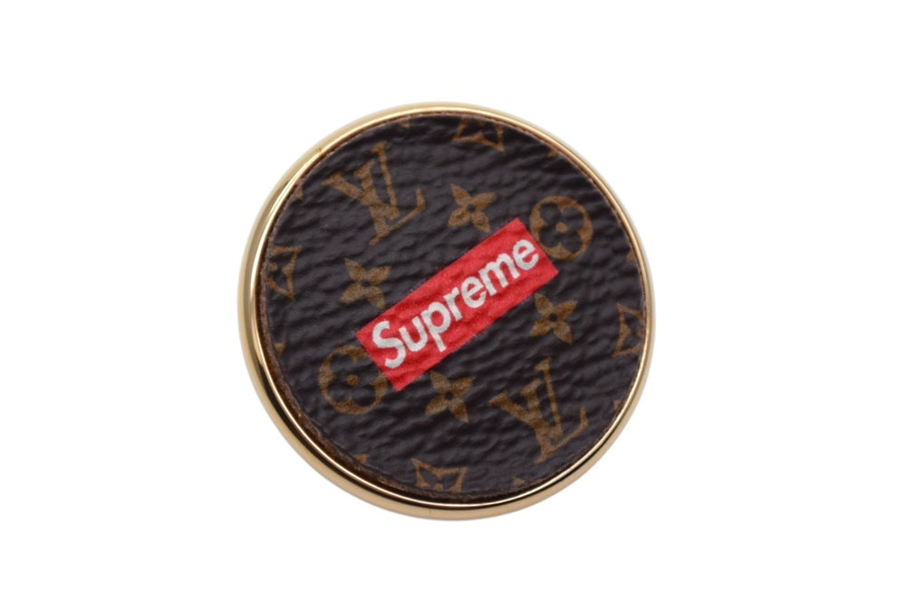 極美品 Supreme シュプリーム × LOUIS VUITTON ルイヴィトン ピンズ ピンバッチ MP2076 17AW モノグラム PVC 中古 4c074542