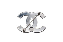 Load image into Gallery viewer, CHANEL シャネル ココマーク ブローチ アルファベット 98P刻印 メタル 16.5g シルバー ブラック 美品 中古 4c075467 正規品