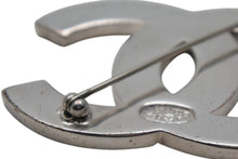 Load image into Gallery viewer, CHANEL シャネル ココマーク ブローチ アルファベット 98P刻印 メタル 16.5g シルバー ブラック 美品 中古 4c075467 正規品