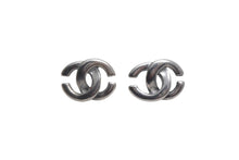 Load image into Gallery viewer, CHANEL シャネル ココマーク ピアス アクセサリー 01A刻印 メタル 1.8g シルバー金具 美品 中古 4c075475
