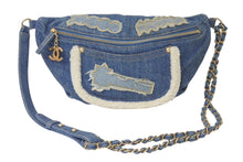Load image into Gallery viewer, CHANEL シャネル デニムウエストポーチ ココチャーム ココマーク 28番台 インディゴブルー ゴールド金具 美品 中古 4c076229