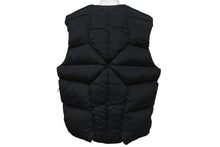 Load image into Gallery viewer, 極美品 STONE ISLAND ストーンアイランド 22AW ナイロン ダウンベスト 7715G1019 ブラック サイズL 中古 4c076381