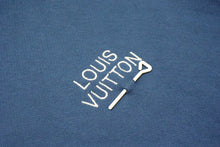Load image into Gallery viewer, 極美品 LOUIS VUITTON ルイヴィトン 23AW シグネチャー ロゴ パーカー ブルー コットン 刺繍 フーディ― RM232Q 1HN HNY56W サイズ5L 中古 4c076446