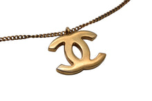 Load image into Gallery viewer, CHANEL シャネル ココマーク ハート ネックレス 重量約9.6g 全長約44cm 04P刻印 メタル ゴールド 美品 中古 4c076484