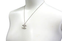 Load image into Gallery viewer, CHANEL シャネル ココマーク ネックレス 重量約5.7g 全長約42cm メタル ラインストーン シルバー 刻印不鮮明 美品 中古 4c076485