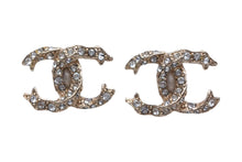 Load image into Gallery viewer, 極美品 CHANEL シャネル ココマーク ピアス 重量約2.4g F19V刻印 ラインストーン メタル ゴールド 両耳用 中古 4c076479