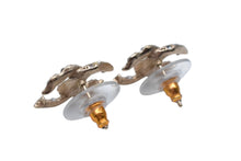 Load image into Gallery viewer, 極美品 CHANEL シャネル ココマーク ピアス 重量約2.4g F19V刻印 ラインストーン メタル ゴールド 両耳用 中古 4c076479