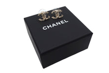 Load image into Gallery viewer, 極美品 CHANEL シャネル ココマーク ピアス 重量約2.4g F19V刻印 ラインストーン メタル ゴールド 両耳用 中古 4c076479