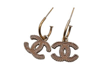 Load image into Gallery viewer, CHANEL シャネル ココマーク ピアス 両耳用 重量約5.2g A12C刻印 メタル ゴールド ベージュ 美品 中古 4c076478
