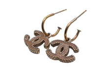 Load image into Gallery viewer, CHANEL シャネル ココマーク ピアス 両耳用 重量約5.2g A12C刻印 メタル ゴールド ベージュ 美品 中古 4c076478