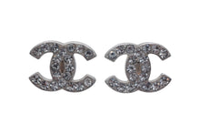 Load image into Gallery viewer, 極美品 CHANEL シャネル ココマーク ピアス 両耳用 重量約2.7g 06C刻印 メタル ラインストーン シルバー クリア 中古 4c076489