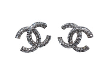 Load image into Gallery viewer, CHANEL シャネル ココマーク ピアス 両耳用 重量約3.2g P19P刻印 メタル ラインストーン シルバー クリア 良品 中古 4c076487