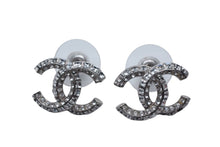 Load image into Gallery viewer, CHANEL シャネル ココマーク ピアス 両耳用 重量約3.2g P19P刻印 メタル ラインストーン シルバー クリア 良品 中古 4c076487