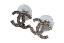 Load image into Gallery viewer, CHANEL シャネル ココマーク ピアス 両耳用 重量約2.8g A11A刻印 メタル ラインストーン ゴールド 美品 中古 4c076482