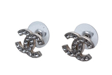 Load image into Gallery viewer, 極美品 CHANEL シャネル ココマーク ピアス 両耳用 重量約2.7g 06C刻印 メタル ラインストーン シルバー クリア 中古 4c076489