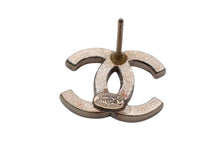 Load image into Gallery viewer, CHANEL シャネル ココマーク ピアス 両耳用 重量約2.8g A11A刻印 メタル ラインストーン ゴールド 美品 中古 4c076482